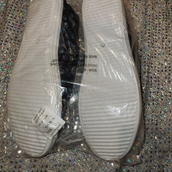 Paws shoes size 7 - Picture 3 of 3